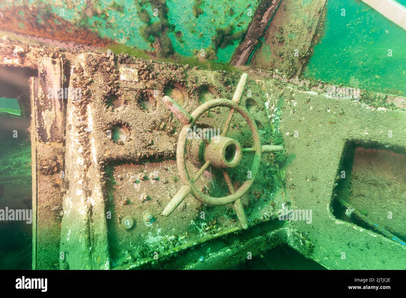 Naufrage sous-marin d'un bateau de plaisance avec roue de navires Banque D'Images