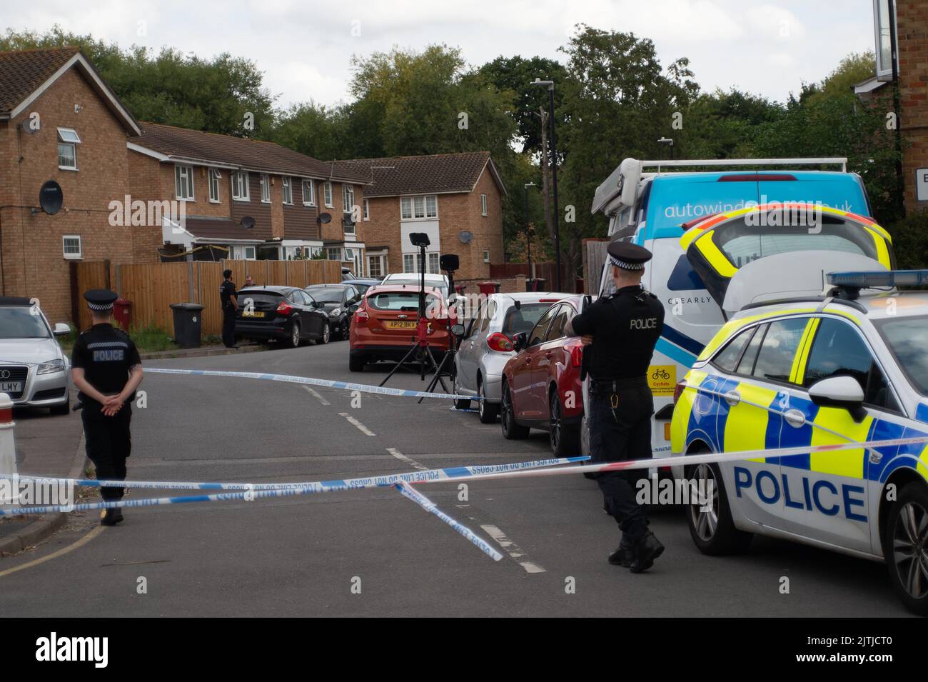 Slough, Berkshire, Royaume-Uni. 31st août 2022. Une enquête de meurtre a eu lieu aujourd'hui à Slough par la Thames Valley police Major crime Unit après qu'un homme de ses vingt ans est mort hier à l'hôpital ayant été trouvé avec des blessures graves à Keel Drive, Slough. Trois hommes ont été arrêtés pour des soupçons de meurtre et restent en garde à vue. Des équipes judiciaires sont également au travail à Concorde Way (photo), qui reste fermée. Crédit : Maureen McLean/Alay Live News Banque D'Images