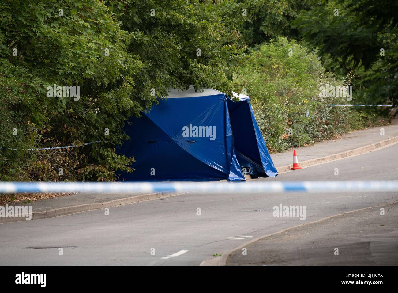 Slough, Berkshire, Royaume-Uni. 31st août 2022. Une enquête de meurtre a eu lieu aujourd'hui à Slough par la Thames Valley police Major crime Unit après qu'un homme de ses vingt ans est mort hier à l'hôpital ayant été trouvé avec des blessures graves à Keel Drive, Slough (photo). Trois hommes ont été arrêtés pour des soupçons de meurtre et restent en garde à vue. Des équipes judiciaires sont également à l'œuvre à Concorde Way, qui reste fermée. Crédit : Maureen McLean/Alay Live News Banque D'Images