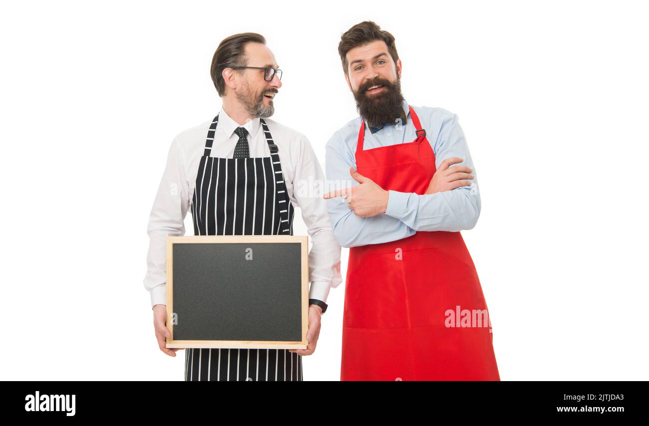 planification du menu. bonne équipe de chefs en tablier. hommes barbus avec  tableau noir, espace copie. restauration. accueil à bord. ouverture du café  et du restaurant Photo Stock - Alamy