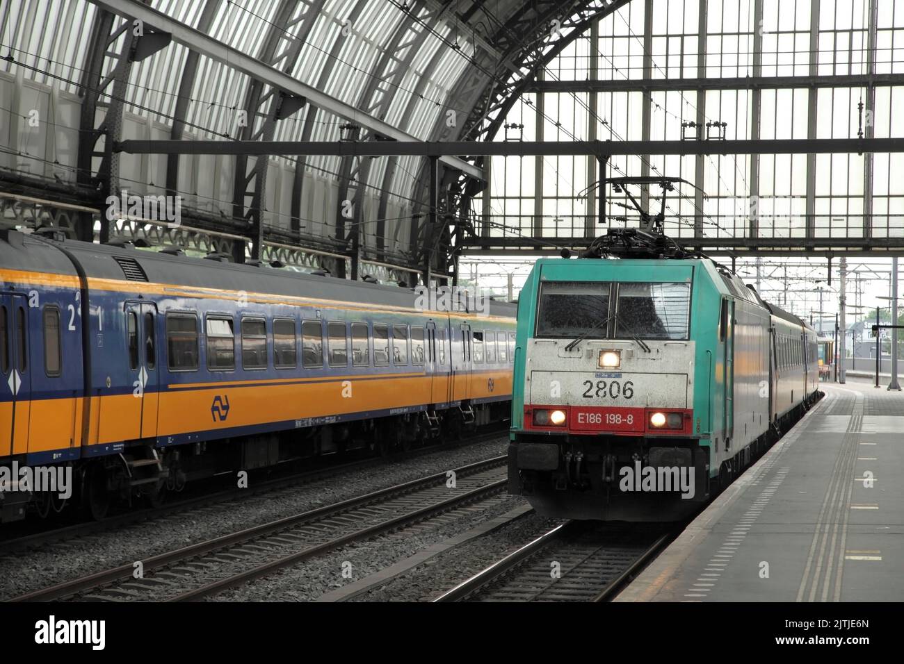 Locomotive électrique NS classe 186 à la gare centrale d'Amsterdam, pays-Bas. Banque D'Images