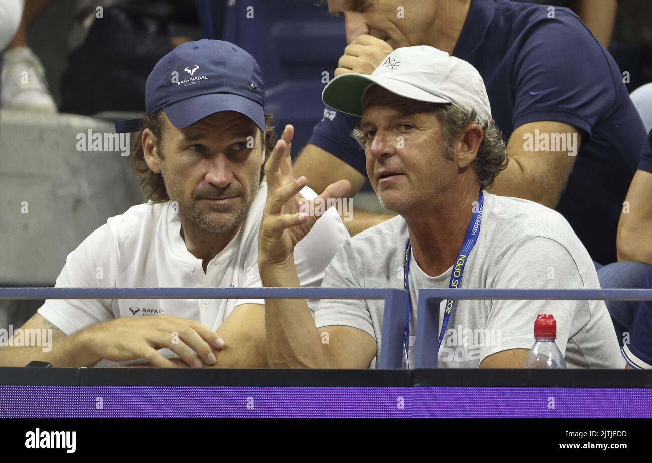 Carlos Moya, Francisco Roig, entraîneurs de Rafael Nadal d'Espagne pendant le jour 2 de l'US Open 2022, 4th Grand tournoi de tennis de la saison sur 30 août 2022 au Centre national de tennis de l'USTA à New York, Etats-Unis - photo: Jean Catuffe/DPPI/LiveMedia crédit: Agence de photo indépendante/Alamy Live News Banque D'Images