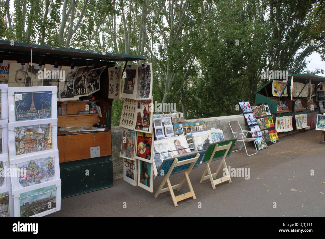 Vue sur les étals du marché vendant des livres et des œuvres d'art situés le long de la Seine à Paris, rue du Pont neuf. Banque D'Images