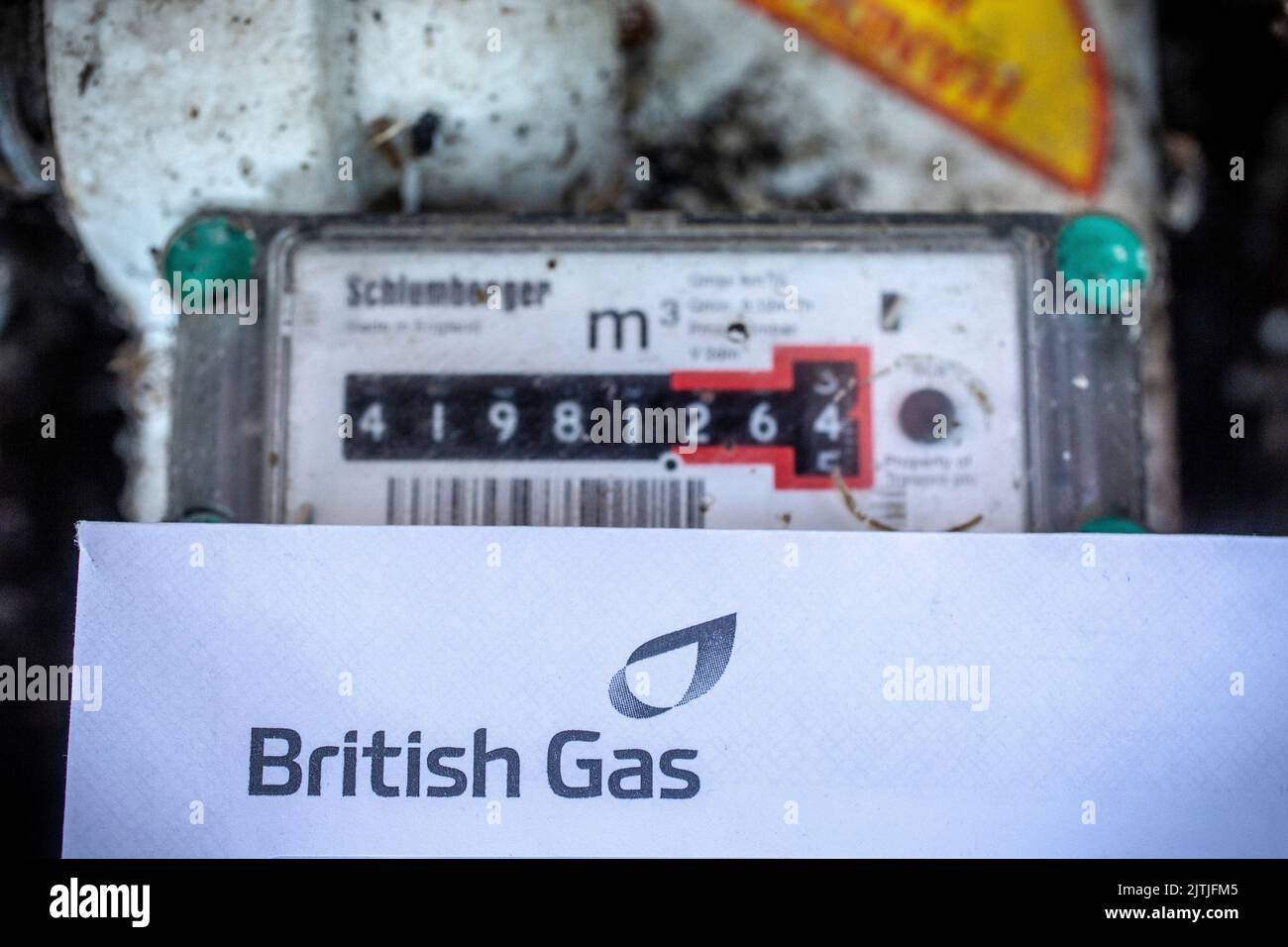 Compteur de gaz domestique avec facture de gaz britannique , Royaume-Uni Banque D'Images