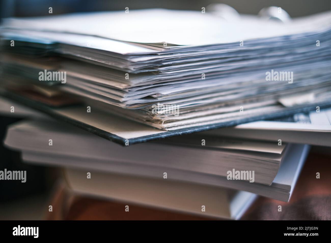 Pile de dossiers épais, de livrets et de livres. Banque D'Images