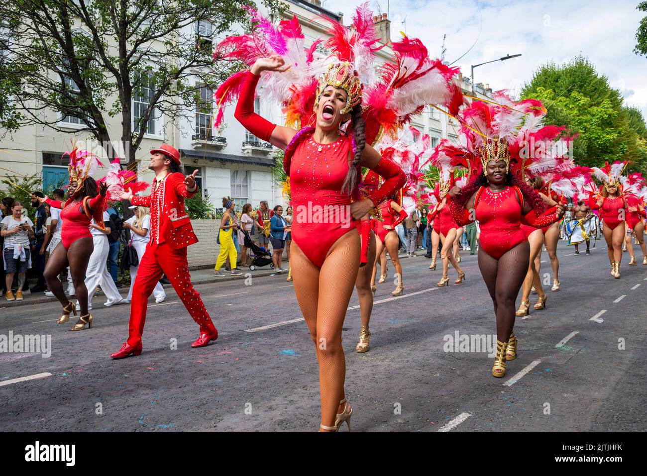 Notting Hill Carnival Grand Parade, le lundi 2022 août, jour férié à Londres, Royaume-Uni. Paraiso School of Samba participants colorés dansant Banque D'Images