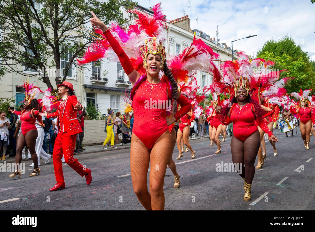 Notting Hill Carnival Grand Parade, le lundi 2022 août, jour férié à Londres, Royaume-Uni. Paraiso School of Samba participants colorés dansant Banque D'Images