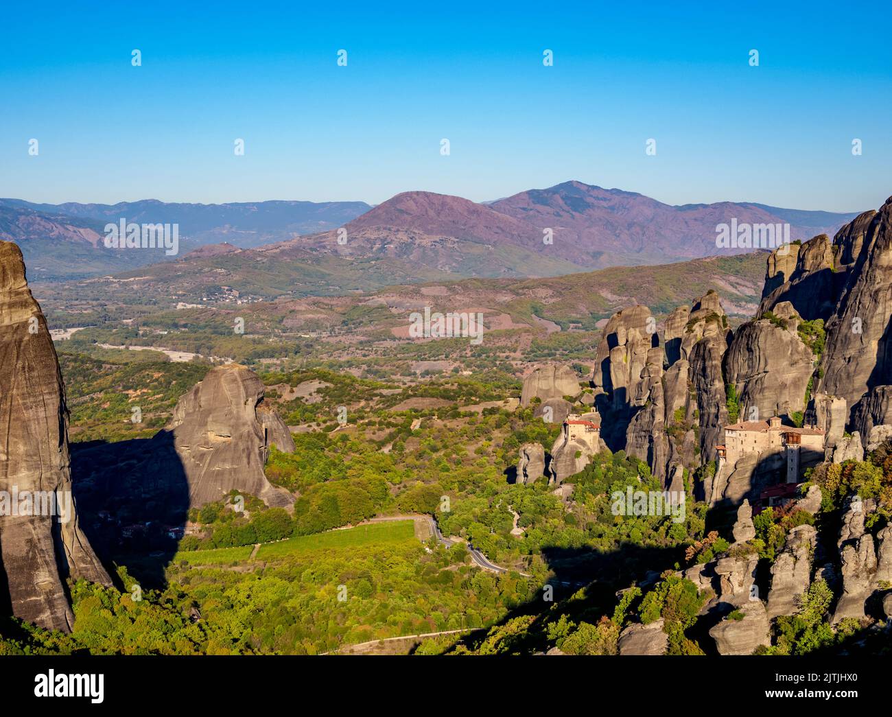 Monastères de Rousanou et Saint Nicolas Anapafsas, vue en hauteur, Meteora, Thessalie, Grèce Banque D'Images