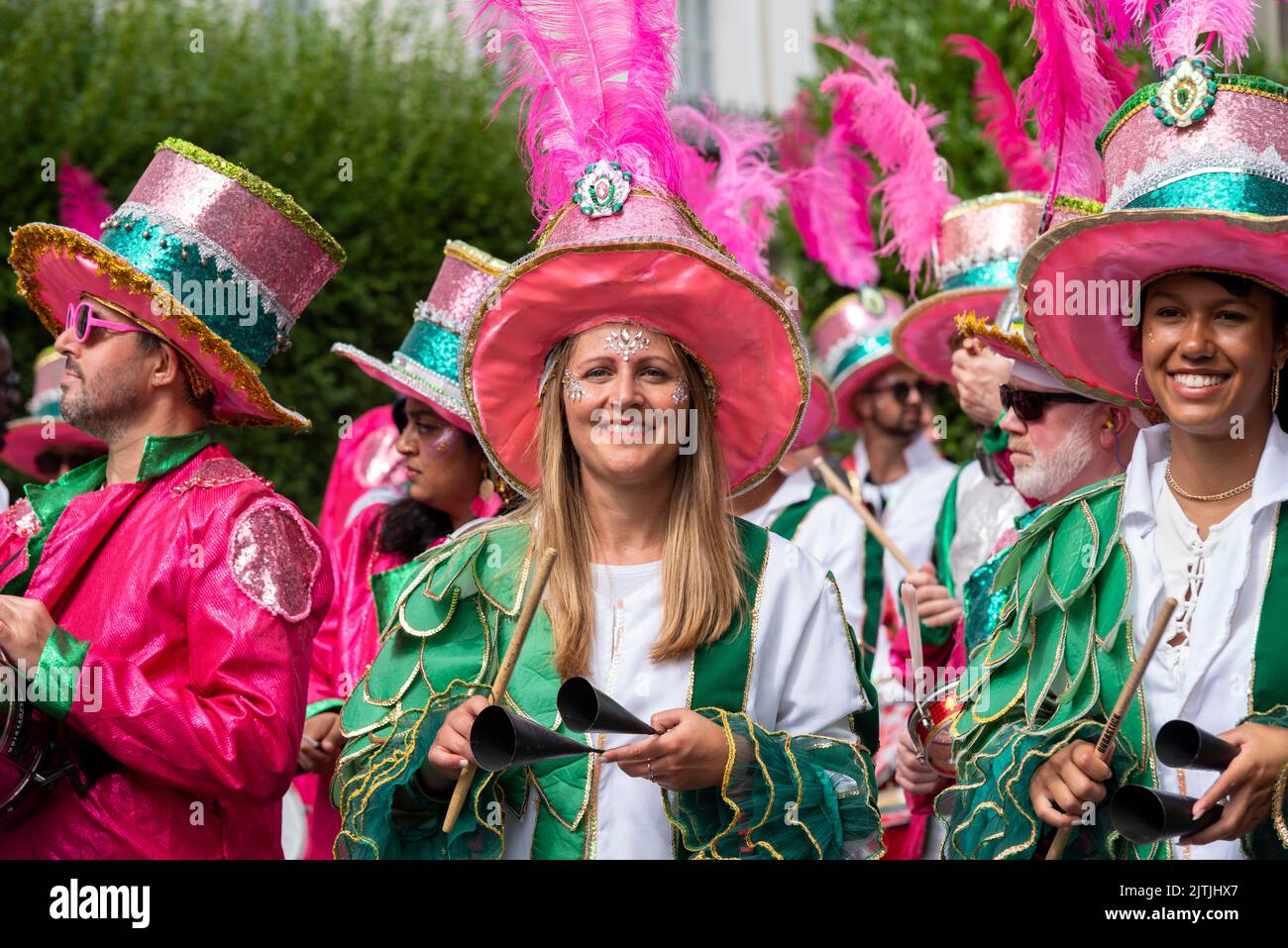Notting Hill Carnival Grand Parade, le lundi 2022 août, jour férié à Londres, Royaume-Uni. École Paraiso de Samba Bateria, groupe de musique à percussion Banque D'Images