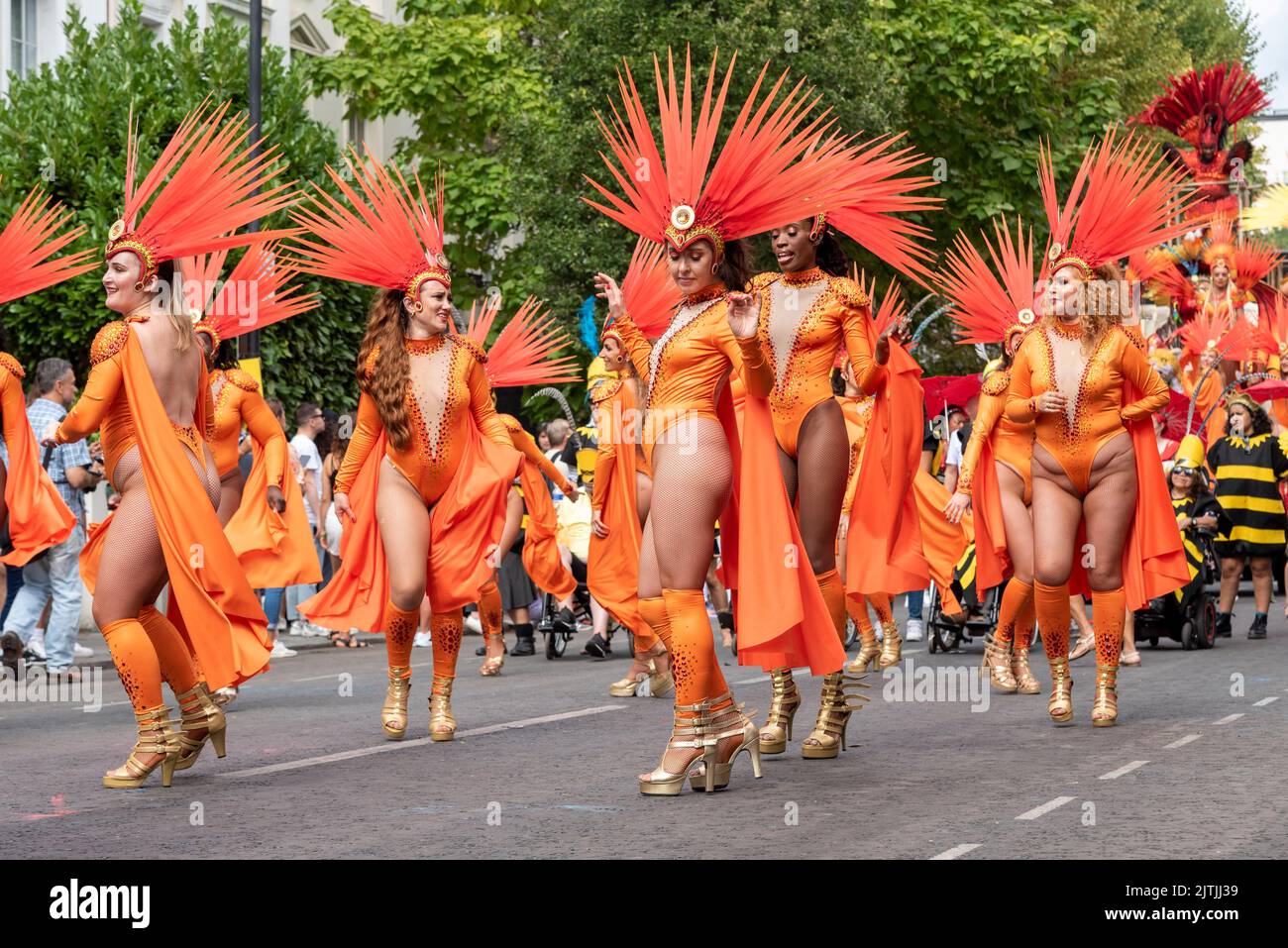 Notting Hill Carnival Grand Parade, le lundi 2022 août, jour férié à Londres, Royaume-Uni. Paraiso School of Samba groupe coloré de danseuses Banque D'Images