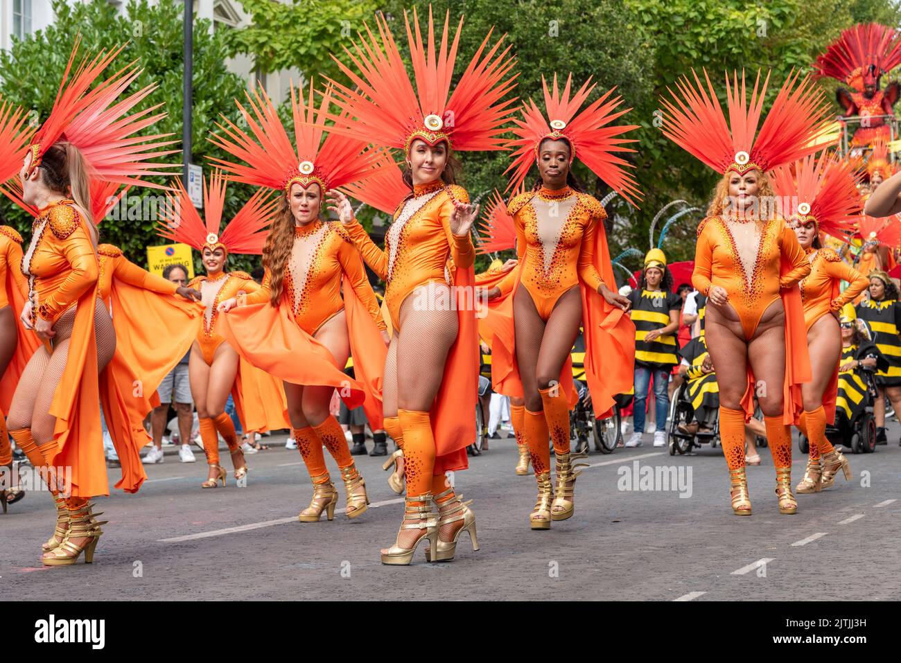 Notting Hill Carnival Grand Parade, le lundi 2022 août, jour férié à Londres, Royaume-Uni. Paraiso School of Samba Groupe de participantes colorées Banque D'Images