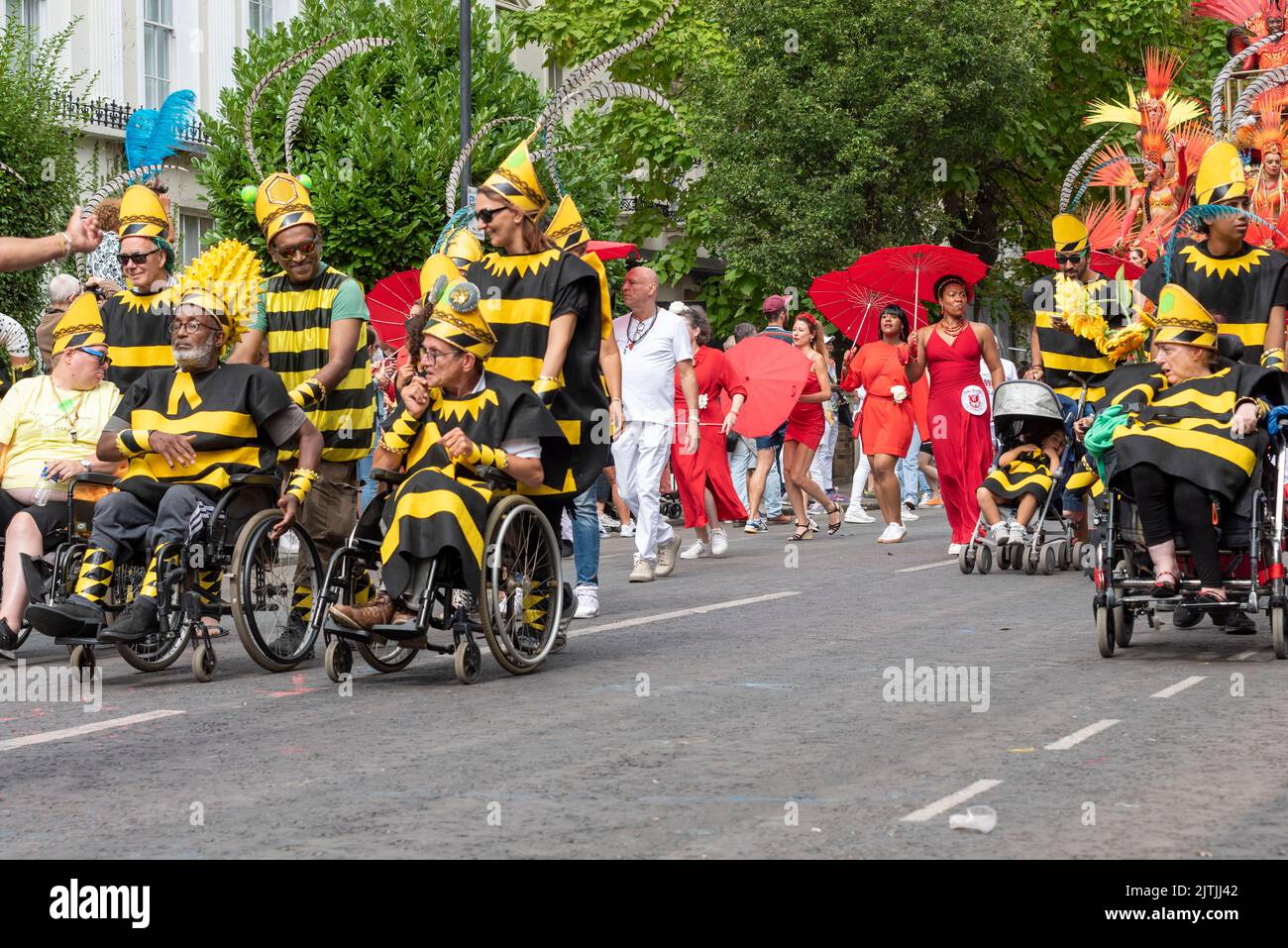Notting Hill Carnival Grand Parade, le lundi 2022 août, jour férié à Londres, Royaume-Uni. École de Paraiso de Samba participants handicapés colorés Banque D'Images