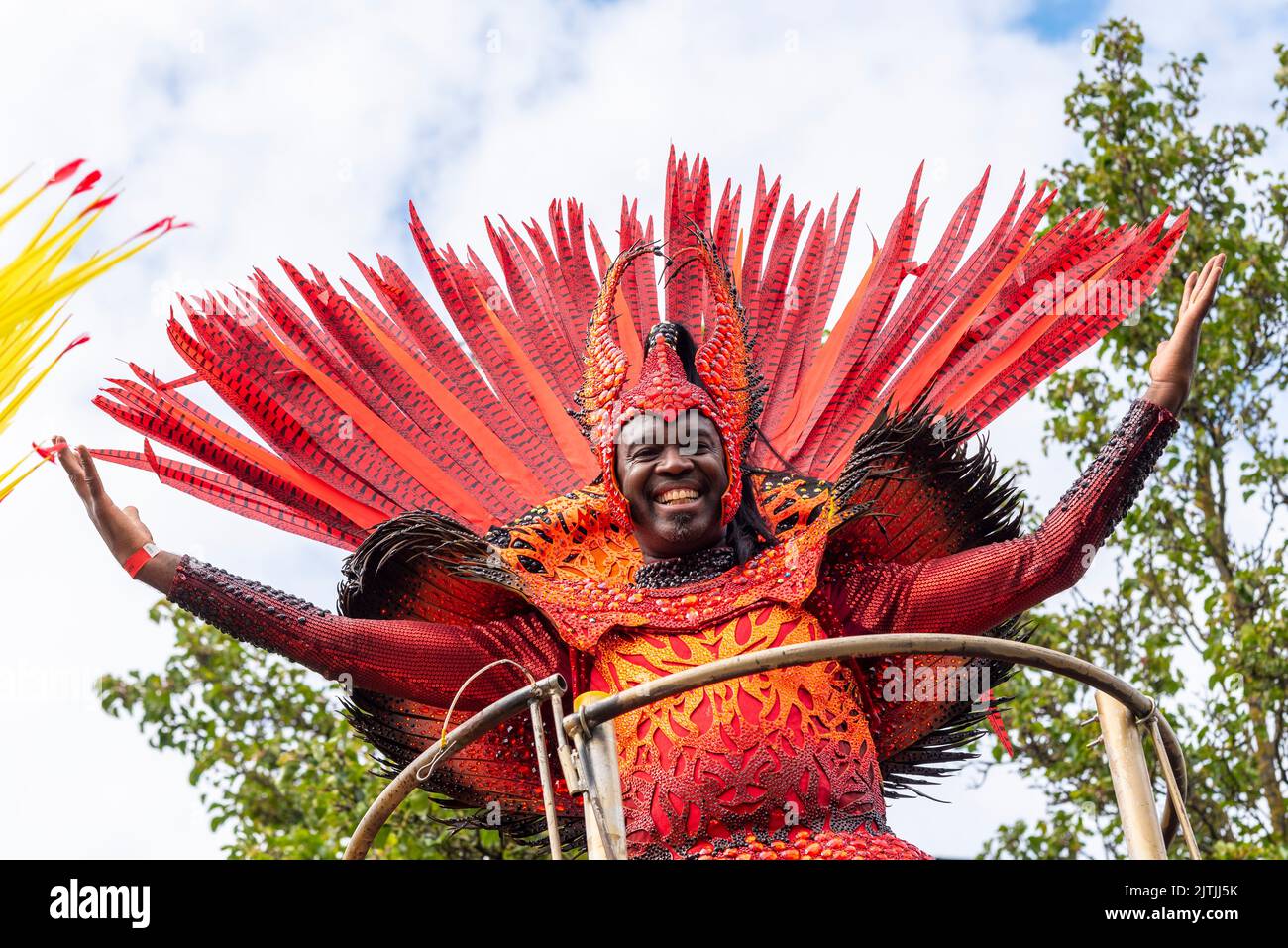 Notting Hill Carnival Grand Parade, le lundi 2022 août, jour férié à Londres, Royaume-Uni. Paraiso School of Samba participant masculin coloré Banque D'Images