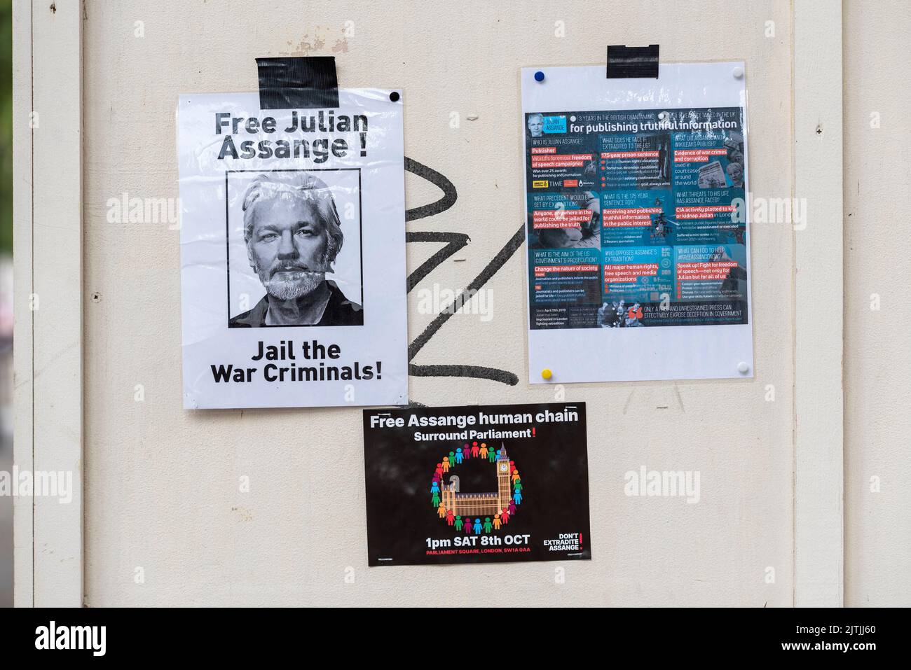 Affiches Julian Assange gratuites sur une palissade à Whitehall, Westminster, Londres, Royaume-Uni. Publicité de la chaîne humaine protestation autour du Parlement 8 octobre 2022 Banque D'Images