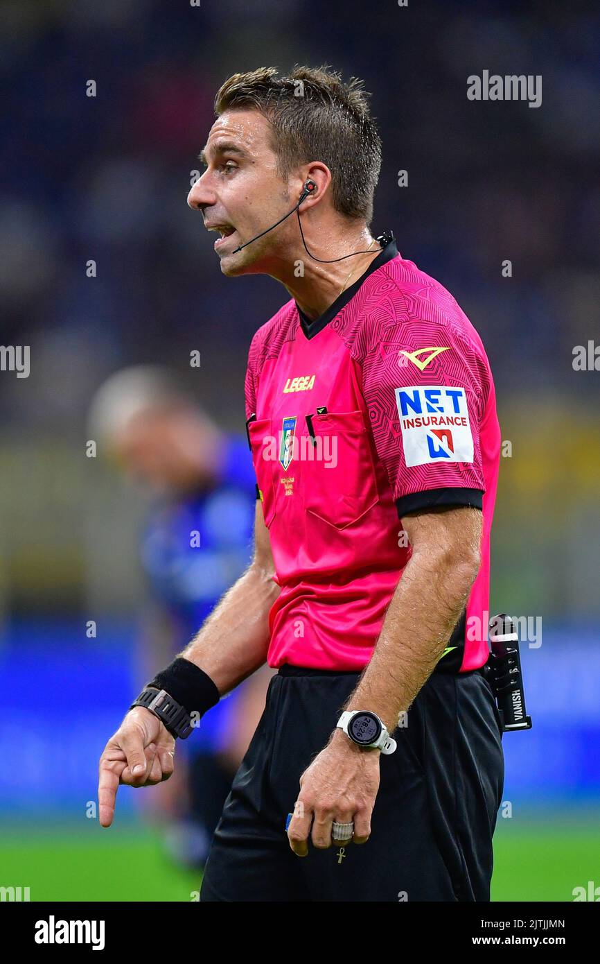 Milan, Italie. 30th août 2022. L'arbitre Francesco Fourneau a vu pendant la série Un match entre Inter et Cremonese à Giuseppe Meazza à Milan. (Crédit photo : Gonzales photo/Alamy Live News Banque D'Images