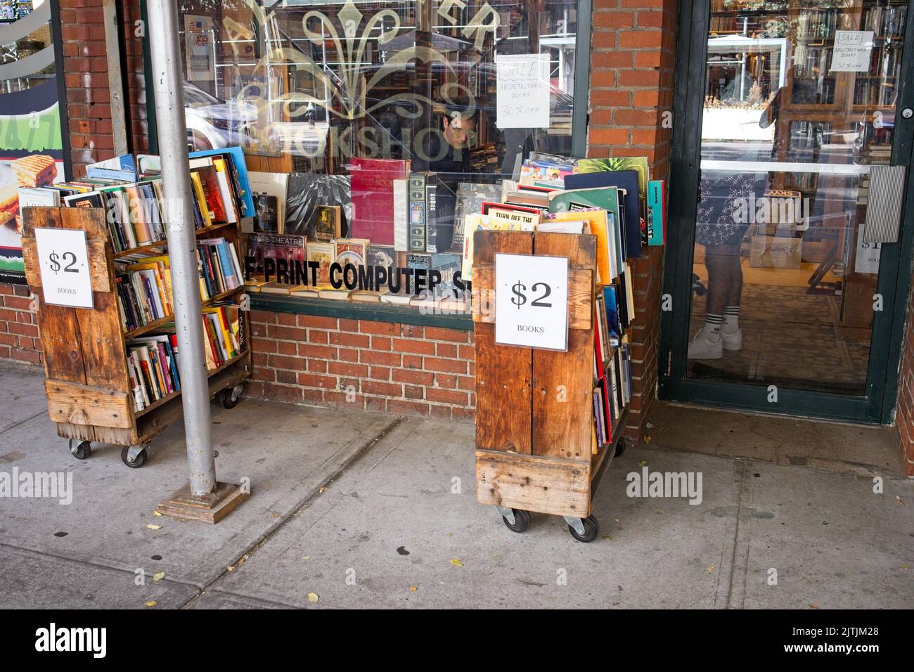 New York, NY, USA - 30 août 2022: Des étagères de livres à vendre sur le trottoir à la librairie Alabaster sur 4th Ave à Manhattan Banque D'Images