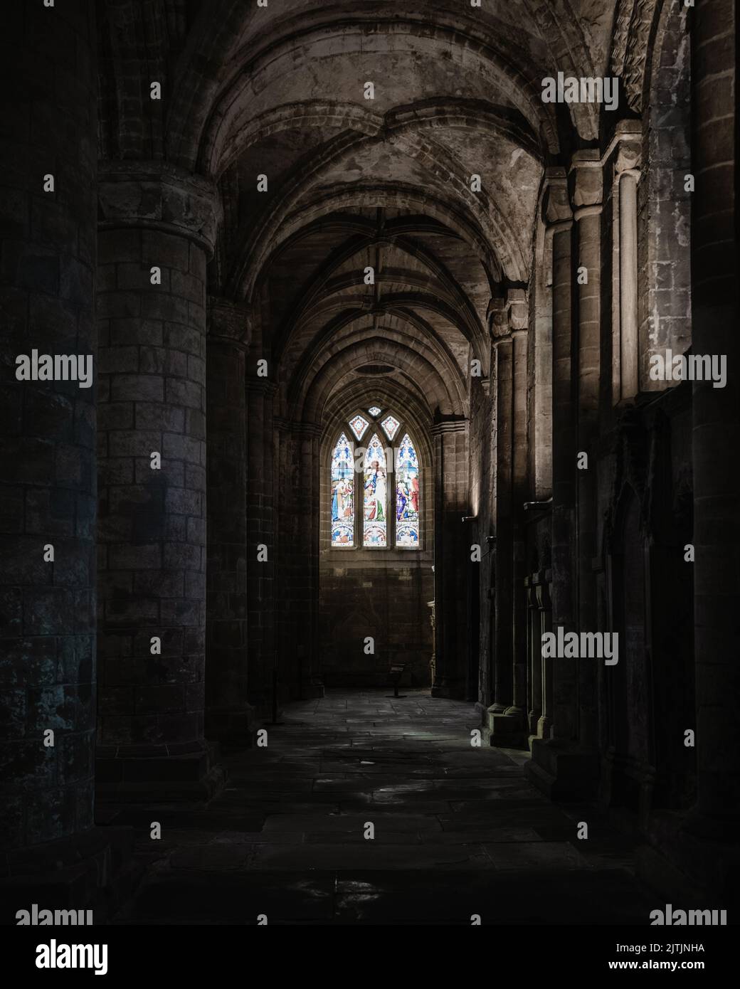 L'intérieur d'une ancienne cathédrale en pierre avec des piliers, des arches et de grandes fenêtres en Écosse, au Royaume-Uni Banque D'Images