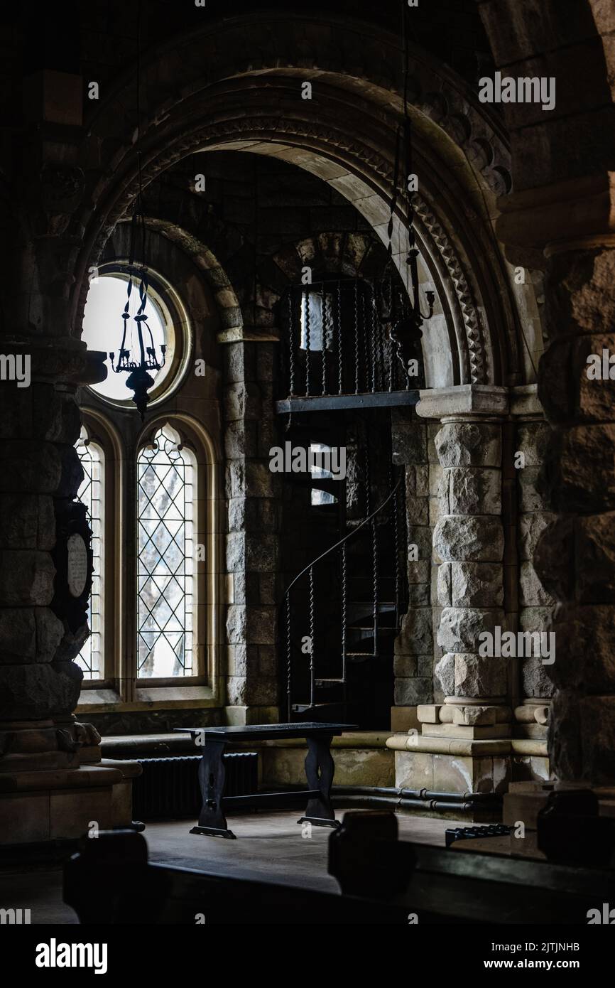 L'intérieur d'une ancienne cathédrale en pierre européenne avec des piliers, des escaliers, des arches et de grandes fenêtres en Écosse, au Royaume-Uni Banque D'Images