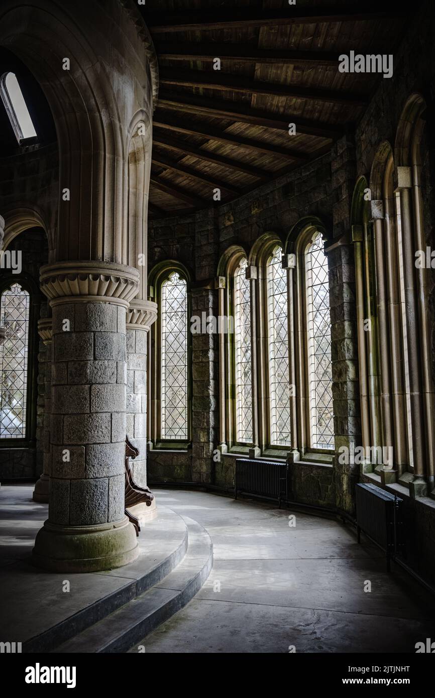 L'intérieur d'une ancienne cathédrale en pierre avec des piliers, des arches et de grandes fenêtres en Écosse, au Royaume-Uni Banque D'Images