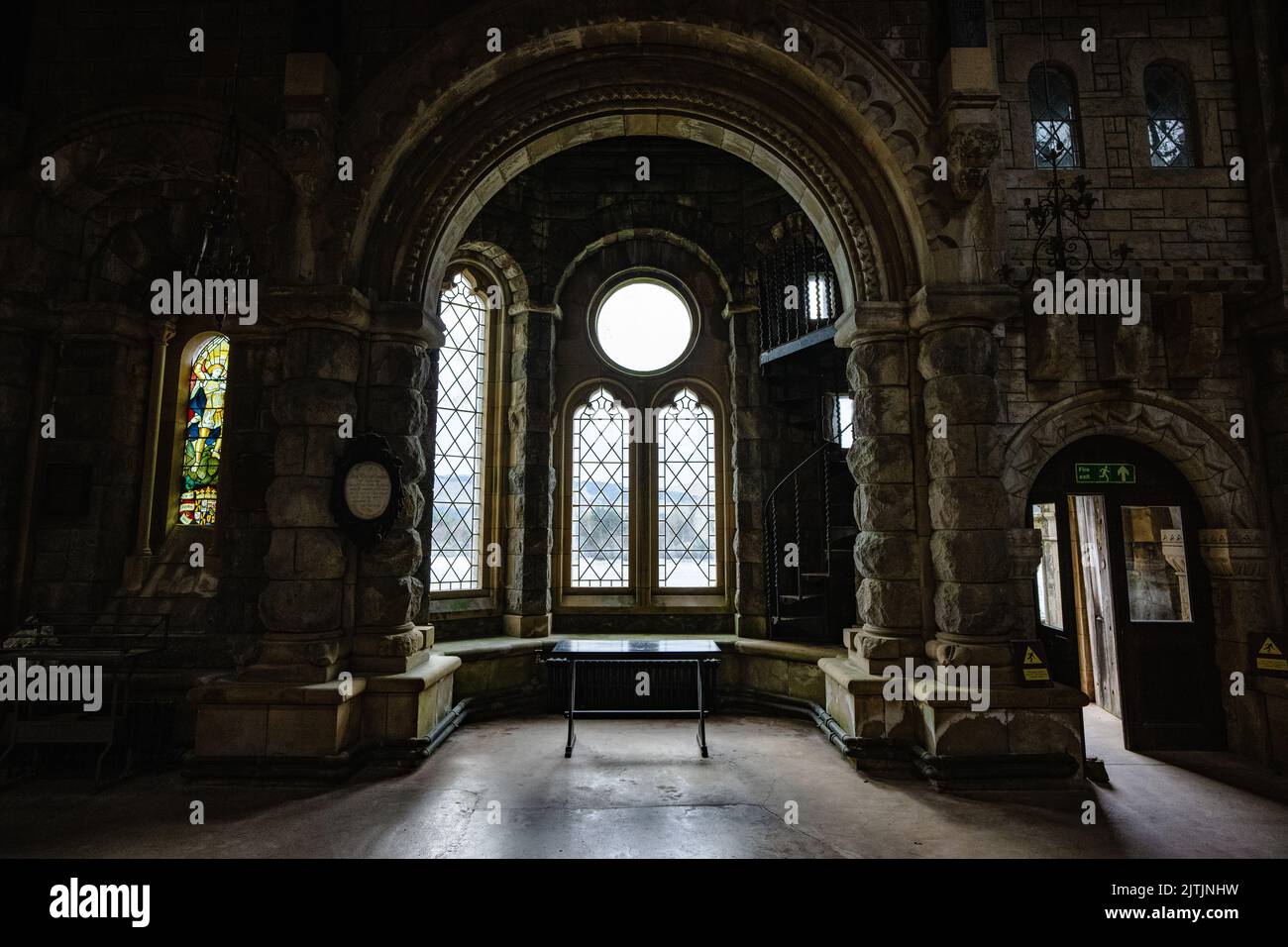L'intérieur d'une ancienne cathédrale en pierre avec des piliers, des arches et de grandes fenêtres en Écosse, au Royaume-Uni Banque D'Images