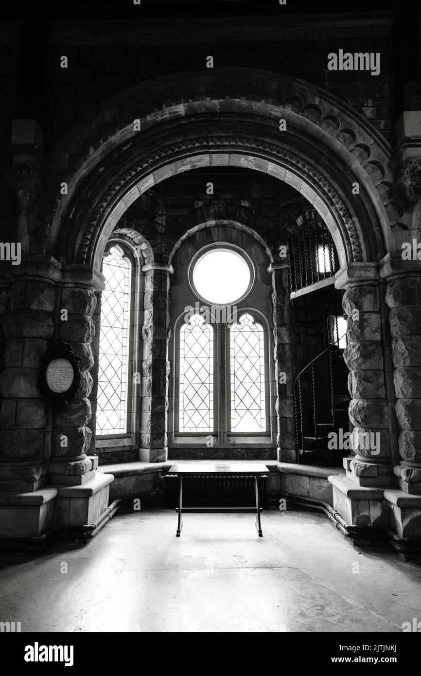 L'intérieur d'une ancienne cathédrale en pierre avec des piliers, des arches et de grandes fenêtres en Écosse, au Royaume-Uni Banque D'Images