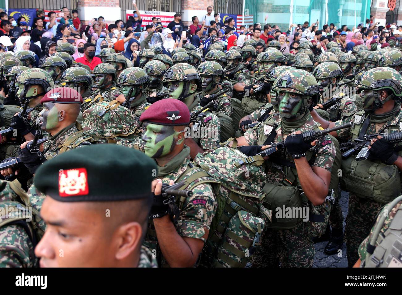 Kuala Lumpur, Selangor, Malaisie. 31st août 2022. Malaisie personnel de l'armée debout par 31 août 2022 lors de la célébration de la Journée nationale 65th à Kuala Lumpur, Malaisie. (Image de crédit : © Supian Ahmad/ZUMA Press Wire) Banque D'Images