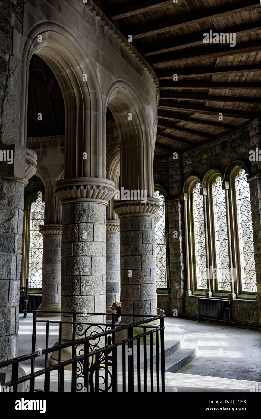 L'intérieur d'une ancienne cathédrale en pierre avec des piliers, des arches et de grandes fenêtres en Écosse, au Royaume-Uni Banque D'Images