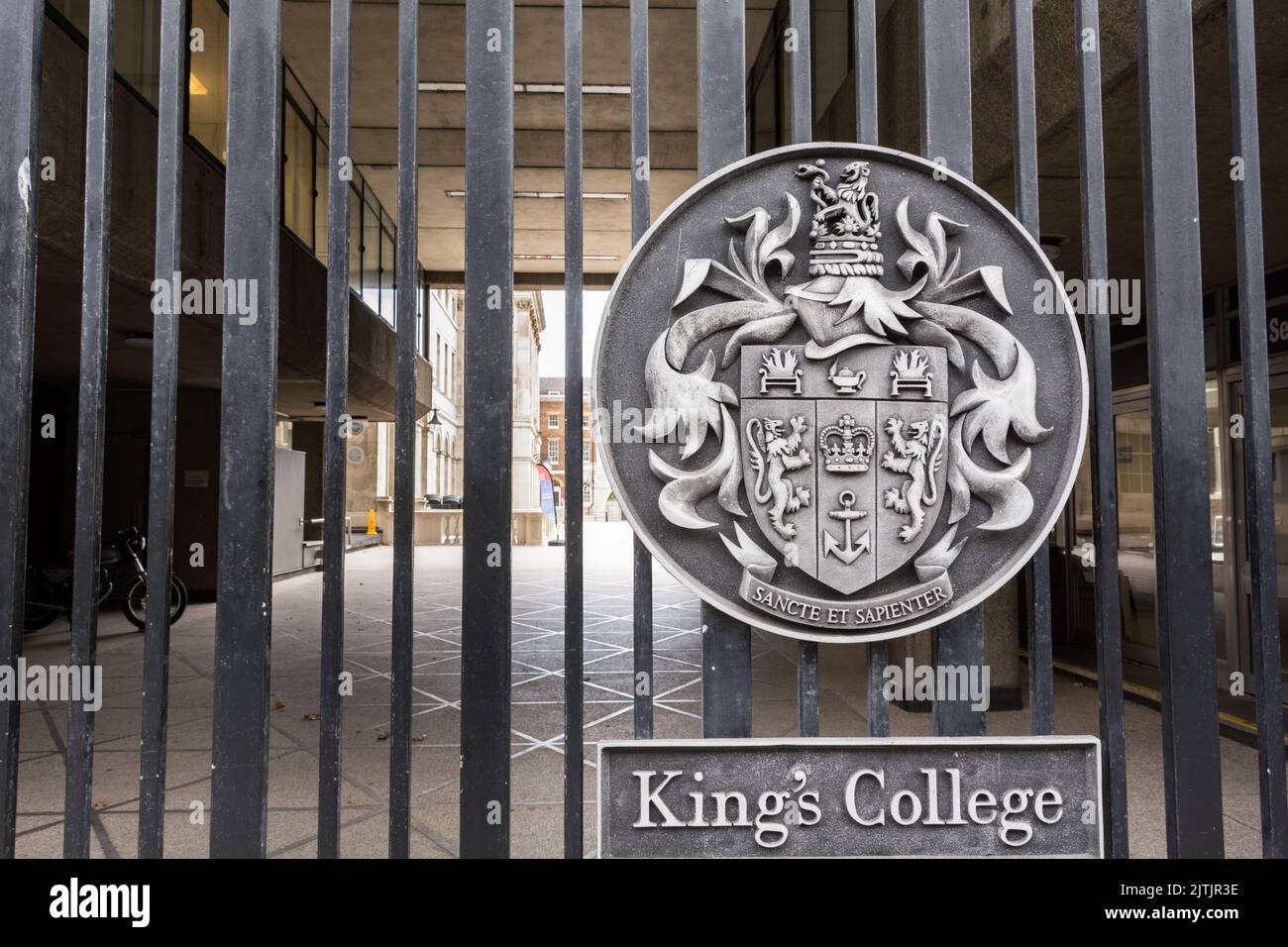 The Coat of Arms and Latin Motton - Sancte et Sapienter (avec Sainteté et sagesse) du King's College de Londres, Angleterre, Royaume-Uni Banque D'Images