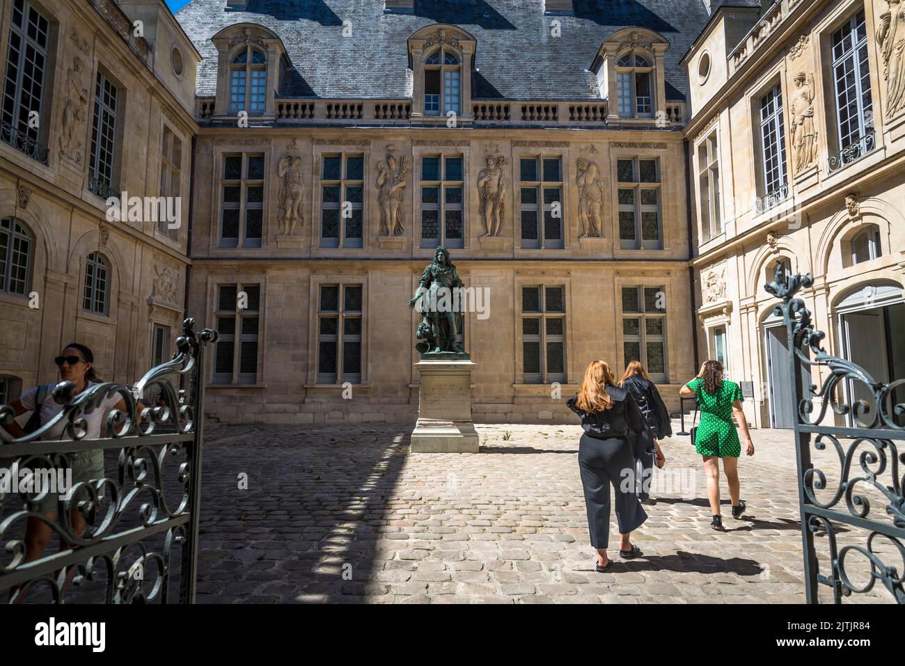 Place d'entrée du Musée Carnavalet, musée dédié à l'histoire de la ville, situé dans le quartier du Marais, Paris, France Banque D'Images