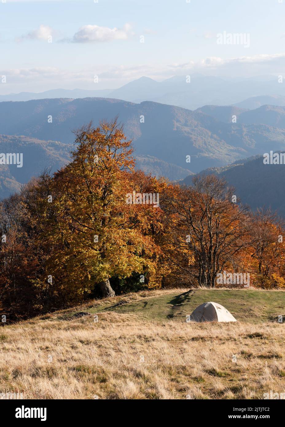 Vacances d'automne avec une tente dans la nature dans une randonnée en montagne Banque D'Images