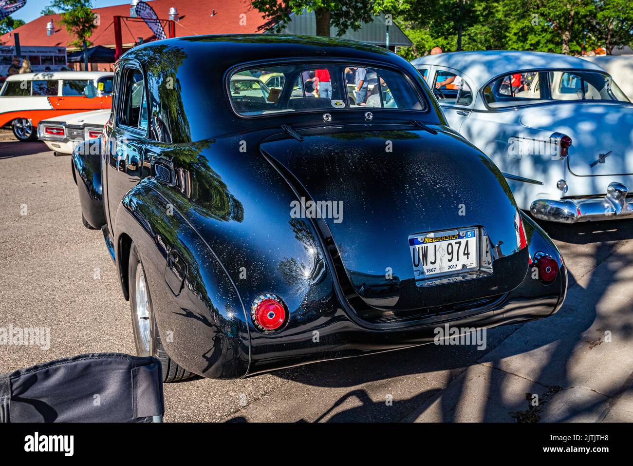Falcon Heights, MN - 17 juin 2022 : vue d'angle arrière à faible perspective d'une berline LaSalle série 1940 52 4 portes lors d'un salon de voiture local. Banque D'Images
