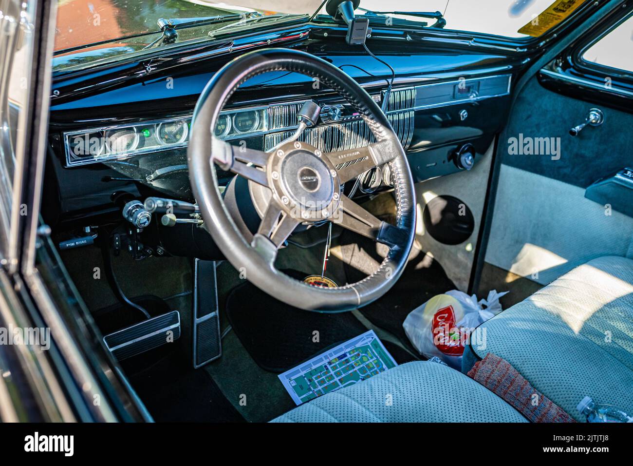 Falcon Heights, MN - 17 juin 2022 : vue détaillée de l'intérieur d'une berline LaSalle série 1940 52 4 portes lors d'un salon automobile local. Banque D'Images