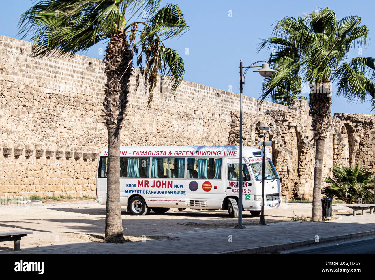 Varosha, Chypre - 23 août 2022 - M. John Famagousta authentique et la ligne verte de division tour dans la ville fantôme de Varosha, Famagousta, Cypru Banque D'Images