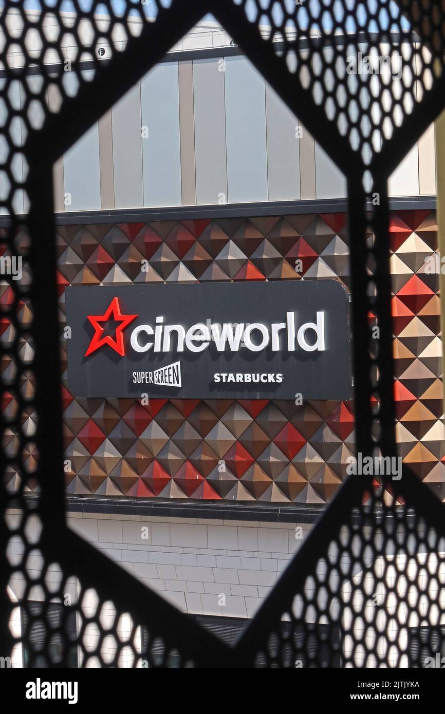 Cineworld, chaîne Starbucks, vue sur l'hexagone depuis le parking, à Time Square, centre-ville de Warrington, Cheshire, Angleterre, ROYAUME-UNI, WA1 2HN Banque D'Images