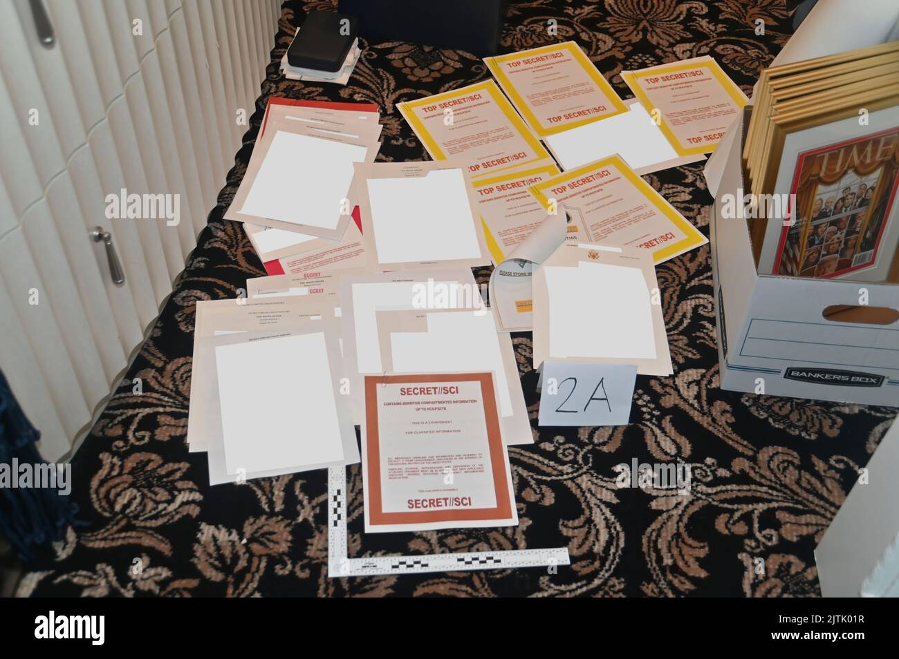 En réponse à une poursuite intentée par Donald J. Trump, la Division de la sécurité nationale du ministère de la Justice et le procureur des États-Unis pour le district sud de la Floride ont présenté un dossier contenant cette image, Décrit comme 'photo du FBI supprimé de certains documents et feuilles de couverture classées récupérés d'un conteneur dans le 'bureau 45'.' Le « bureau de 45 » fait référence au bureau de l'ancien président américain Donald Trump. À 8 août 2022, le Federal Bureau of Investigation (FBI) a exécuté un mandat de perquisition à Mar-a-Lago, à Palm Beach, en Floride, résidence de l'ancien président américain Donald Trump. Banque D'Images