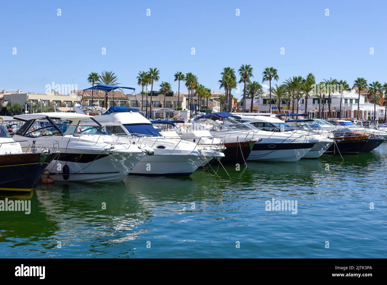 Yachts de luxe et bateaux à vitesse amarrés au port Banque D'Images