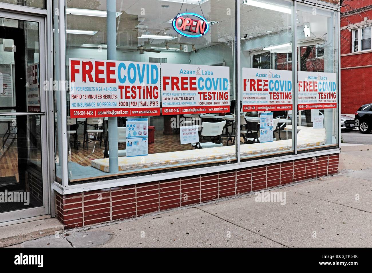 Une boutique couverte dans des publicités indiquant des tests gratuits de Covid à Chicago, Illinois, États-Unis sur 16 juillet 2022. Banque D'Images