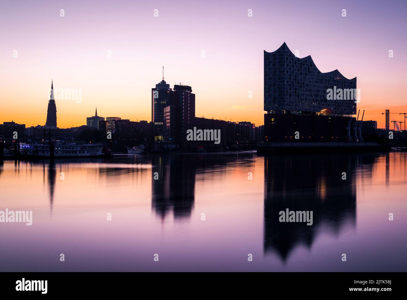 Le hall philharmonique d'Elbe et les gratte-ciel de Hambourg se reflètent dans la rivière Elbe à l'aube, Hambourg, Allemagne Banque D'Images