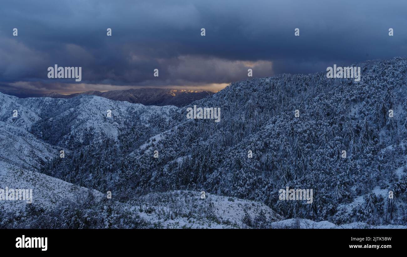 San Gabriel Mt Range dans le comté de Los Angeles pris après les chutes de neige lors d'une tempête de Thanksgiving Day en 2019. Banque D'Images