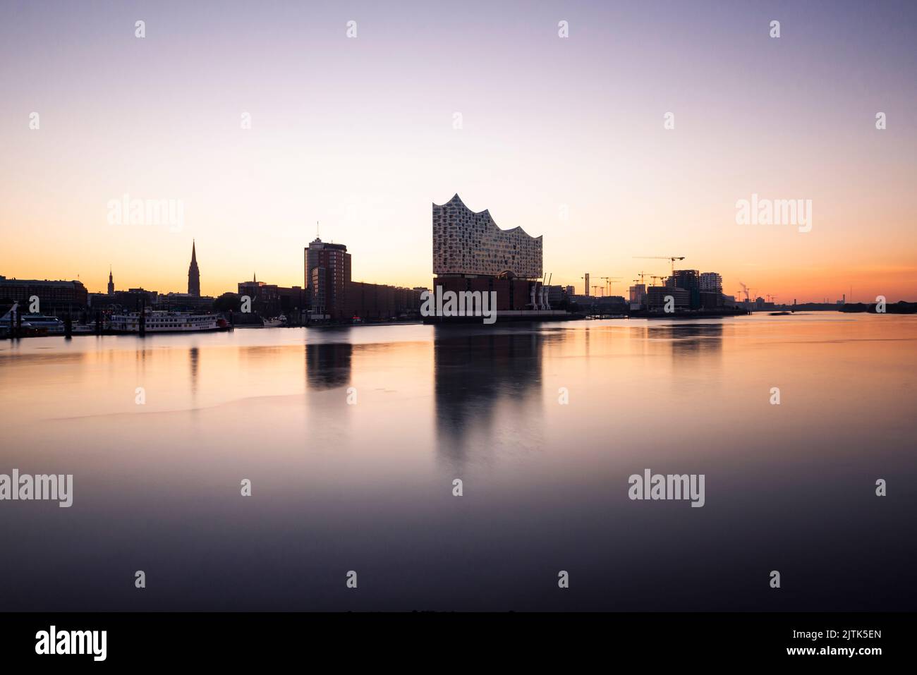 Le hall philharmonique d'Elbe et les gratte-ciel de Hambourg se reflètent dans la rivière Elbe à l'aube, Hambourg, Allemagne Banque D'Images