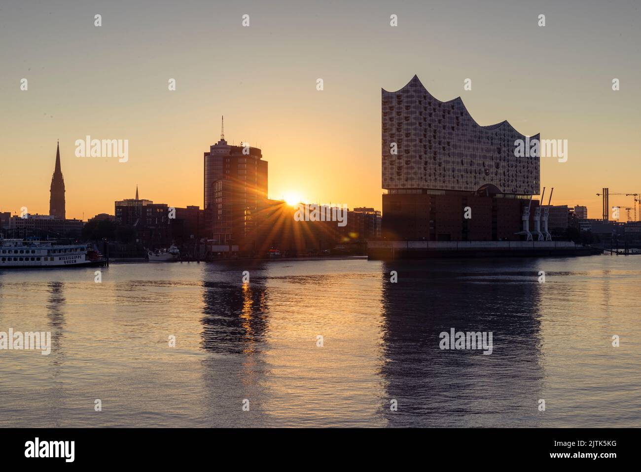 Lever du soleil au Hall Philharmonique d'Elbe et à Hafencité dans le port de Hambourg, en Allemagne Banque D'Images