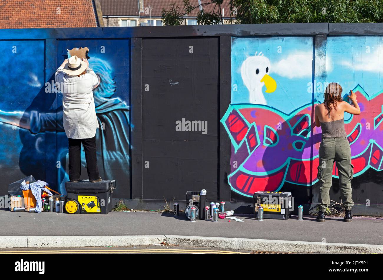 Weston-super-Mare, Royaume-Uni, 27 août 2022, artistes au travail à un embâcle sur le site de l’ancien poste de police de la ville. Le poste de police a été démoli en 2019 et le site est en attente de réaménagement. Banque D'Images