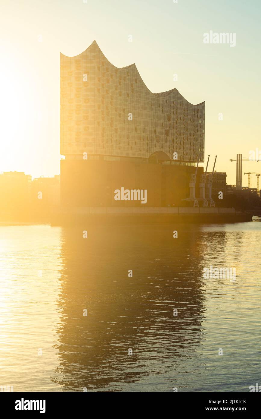 Lever du soleil au Hall Philharmonique d'Elbe et à Hafencité dans le port de Hambourg, en Allemagne Banque D'Images