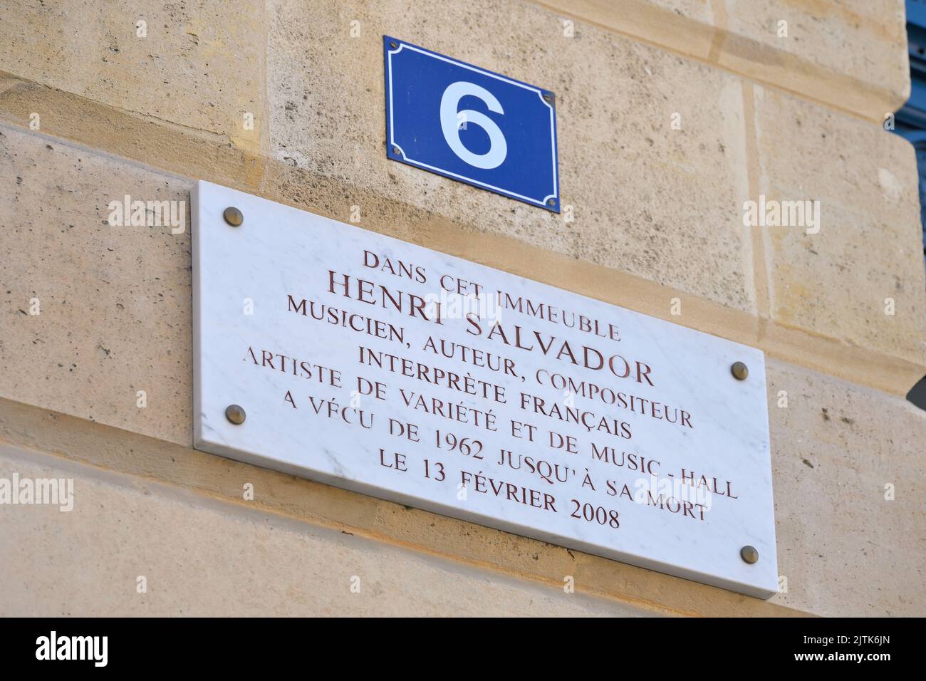 La majestueuse place Vendôme avec la colonne Napoléon I est un point de repère majeur dans le centre-ville de Paris FR Banque D'Images