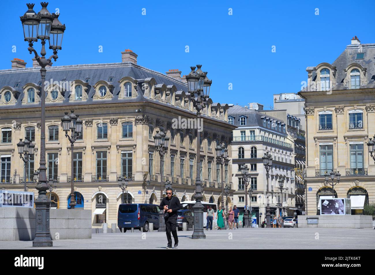 La majestueuse place Vendôme avec la colonne Napoléon I est un point de repère majeur dans le centre-ville de Paris FR Banque D'Images