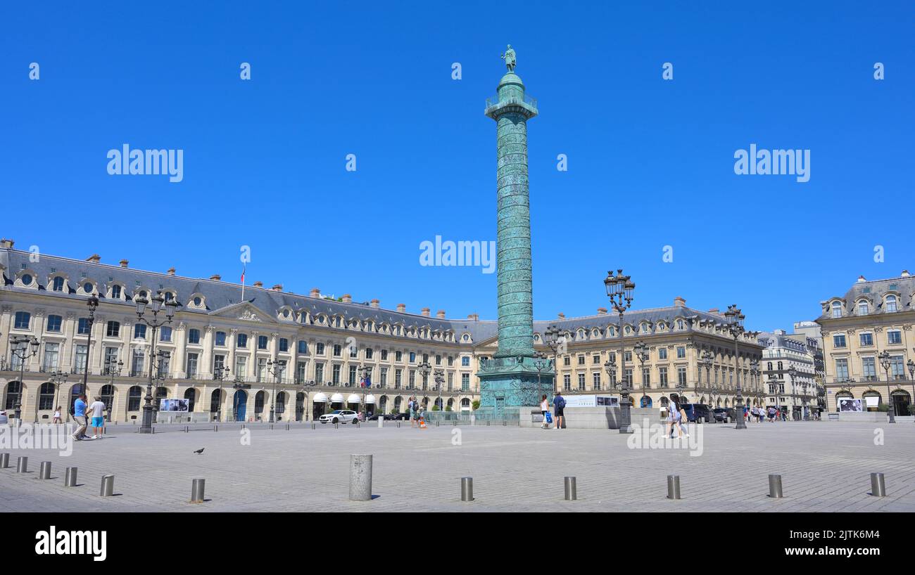 La majestueuse place Vendôme avec la colonne Napoléon I est un point de repère majeur dans le centre-ville de Paris FR Banque D'Images