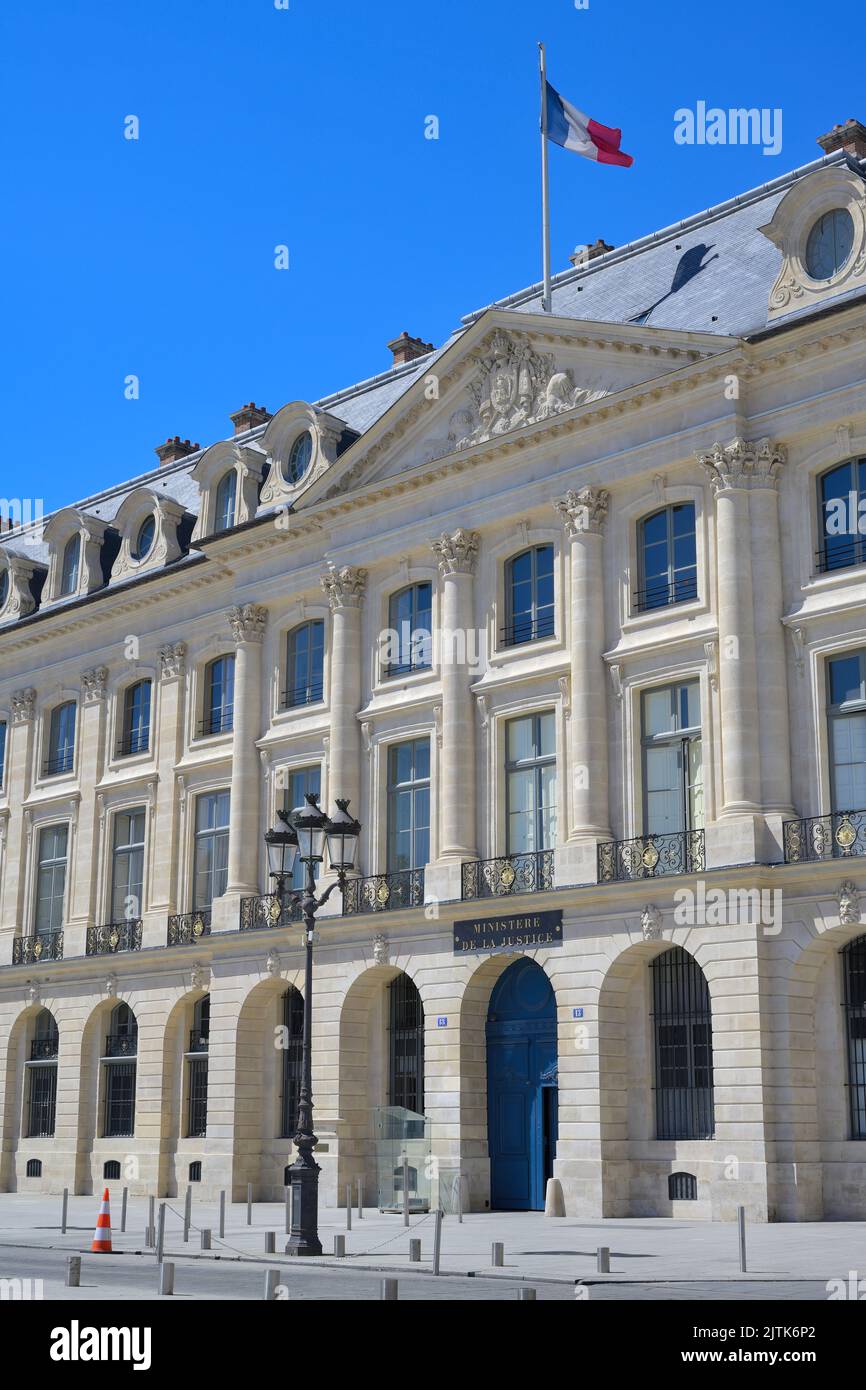 La majestueuse place Vendôme avec la colonne Napoléon I est un point de repère majeur dans le centre-ville de Paris FR Banque D'Images