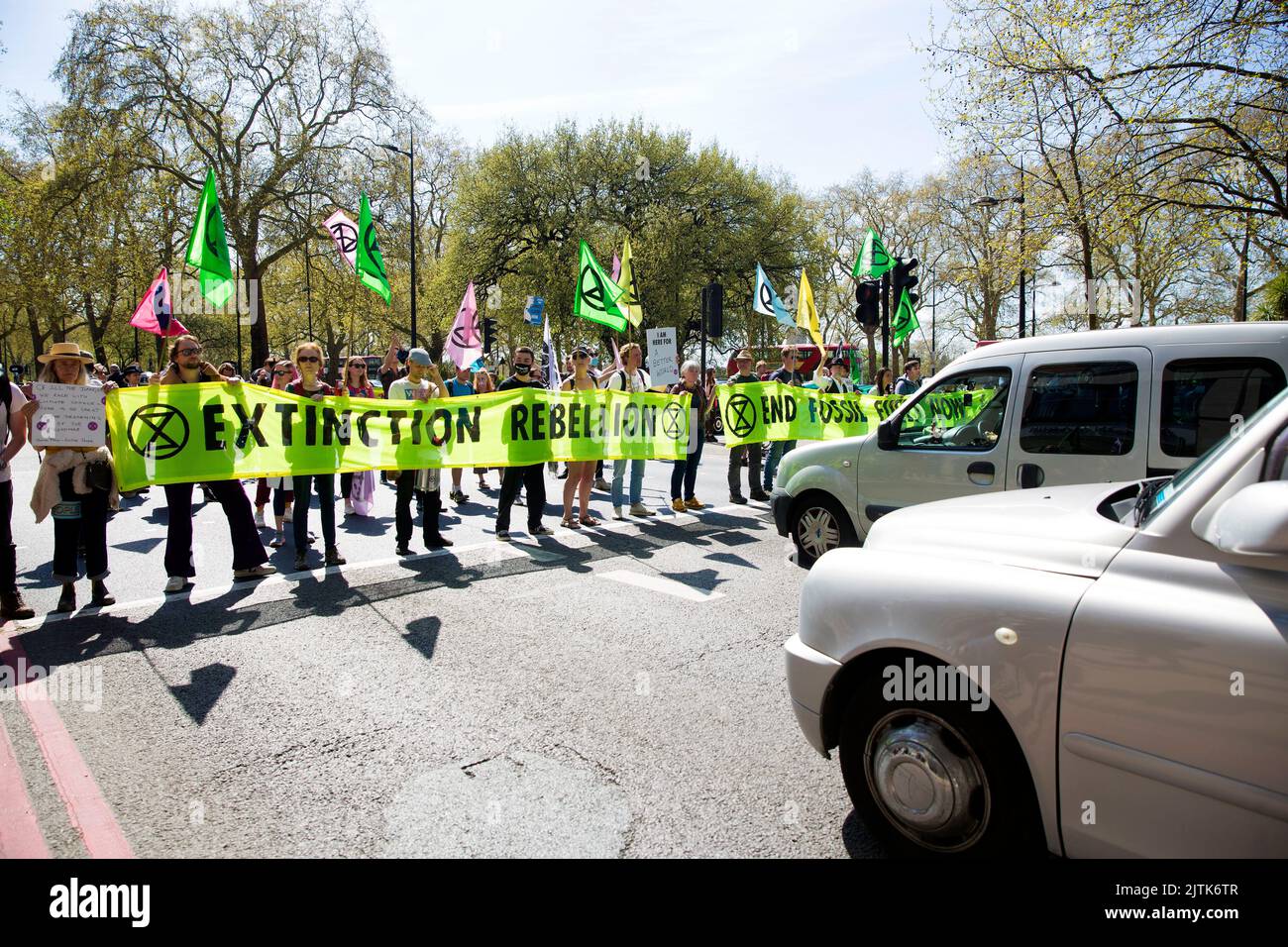 Les activistes du climat se réunissent pour l'extinction les actions de la rébellion en avril pour appeler à la fin de l'économie des combustibles fossiles dans le centre de Londres. Banque D'Images