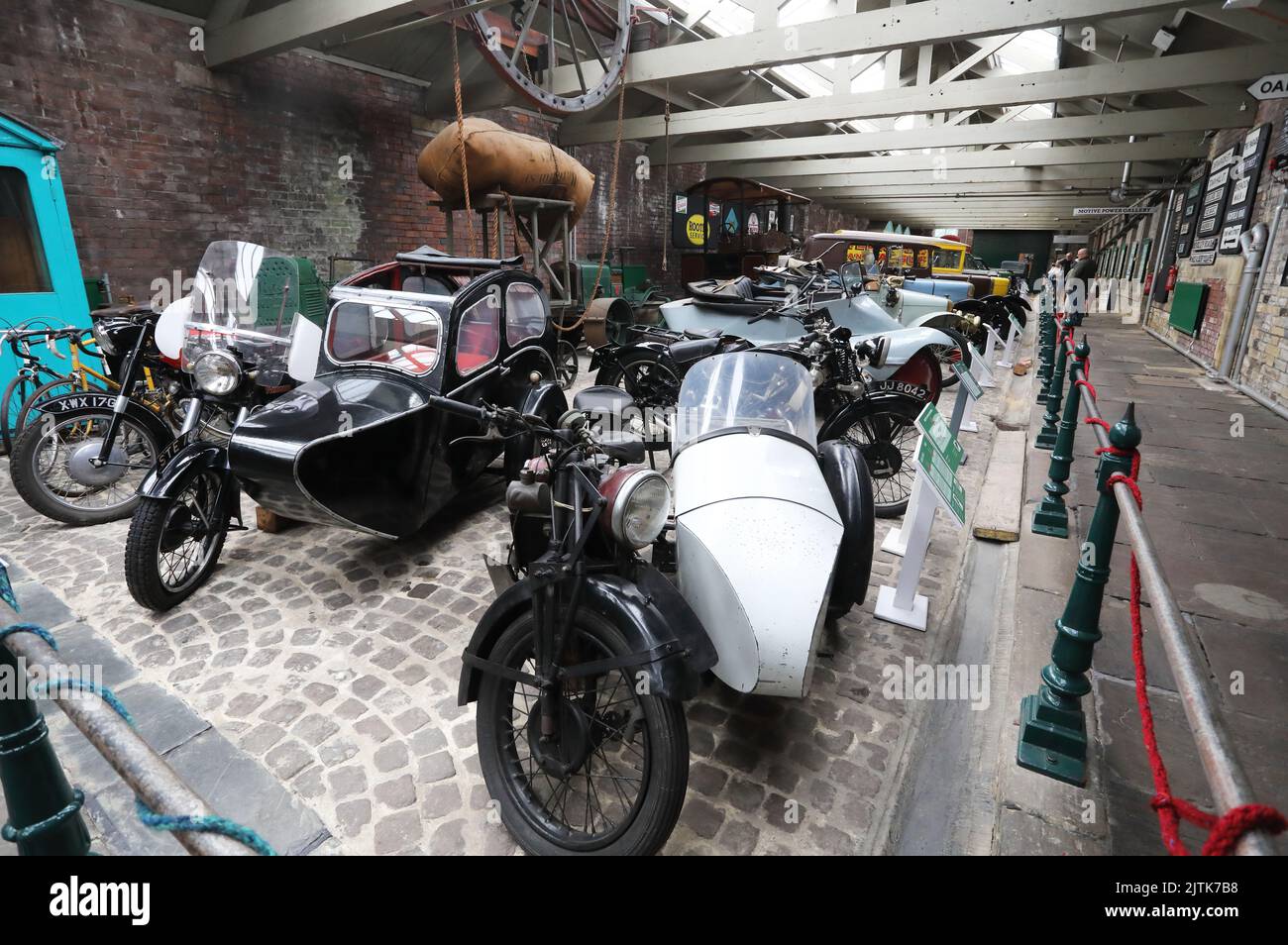 L'exposition permanente de véhicules automobiles historiques au Bradford Industrial Museum, à Moorside Mills, dans le West Yorkshire, Royaume-Uni Banque D'Images