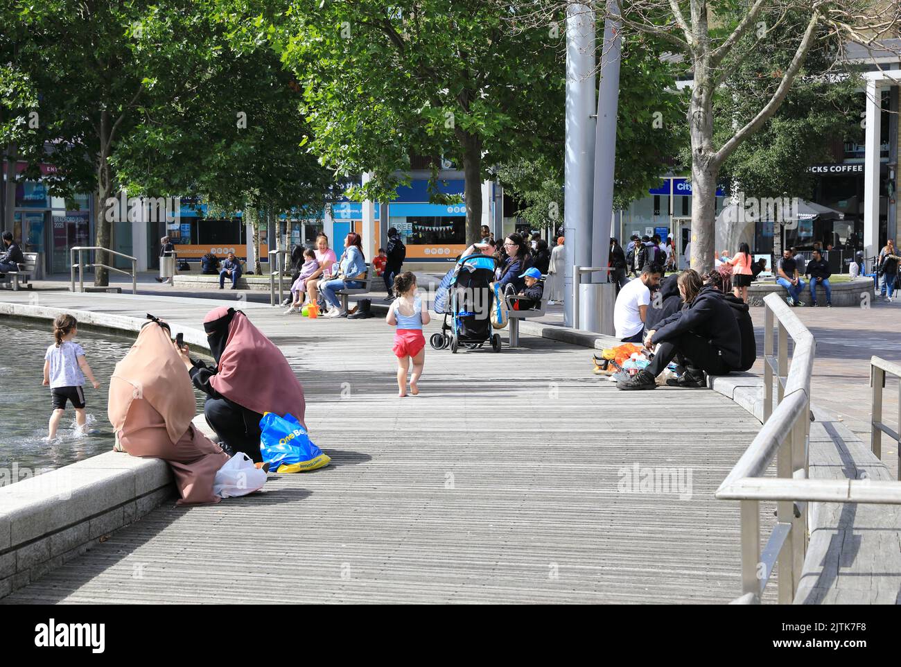 Centenaire Square, sur City Park, un parc urbain régénéré, dans le centre de la ville de Bradford, West Yorkshire, Royaume-Uni Banque D'Images